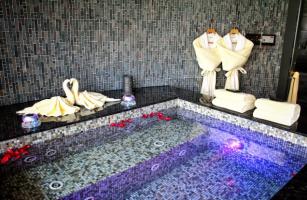 Sure, here‘s an English article based on your request:Traditional Chinese Herbal Therapy: A Journey Through Xiguan’s Hundred-Year-Old ShophousesNestled in the heart of Guangzhou, the Xiguan area is a ... 